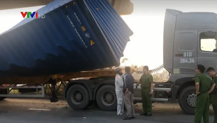 Xe container đâm sập cầu bộ hành trên xa lộ Hà Nội - Ảnh 3. Xe container đâm sập cầu bộ hành trên xa lộ Hà Nội - Ảnh 3.