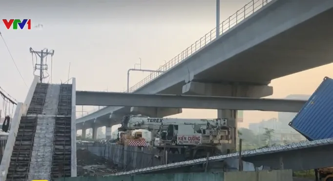 Xe container đâm sập cầu bộ hành trên xa lộ Hà Nội - Ảnh 2. Xe container đâm sập cầu bộ hành trên xa lộ Hà Nội - Ảnh 2.