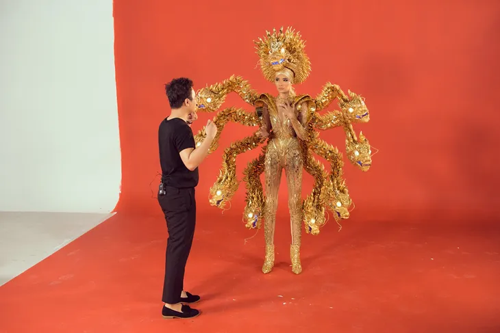 Hé lộ 3 bộ trang phục dân tộc Hoàng Thùy chọn đi thi Hoa hậu Hoàn vũ 2019 - Ảnh 1. Hé lộ 3 bộ trang phục dân tộc Hoàng Thùy chọn đi thi Hoa hậu Hoàn vũ 2019 - Ảnh 1.