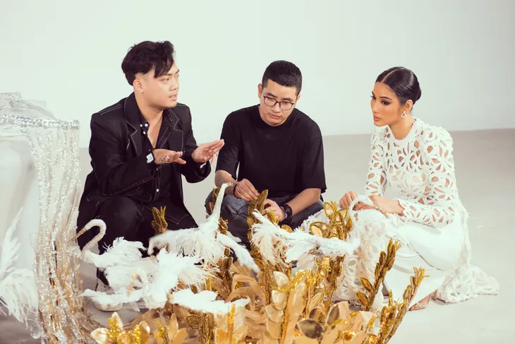 Cận cảnh trang phục truyền thống khủng của Hoàng Thùy tại Miss Universe 2019 - Ảnh 4. Cận cảnh trang phục truyền thống khủng của Hoàng Thùy tại Miss Universe 2019 - Ảnh 4.