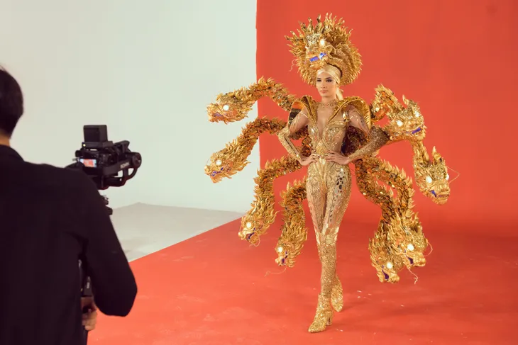 Cận cảnh trang phục truyền thống khủng của Hoàng Thùy tại Miss Universe 2019 - Ảnh 10. Cận cảnh trang phục truyền thống khủng của Hoàng Thùy tại Miss Universe 2019 - Ảnh 10.