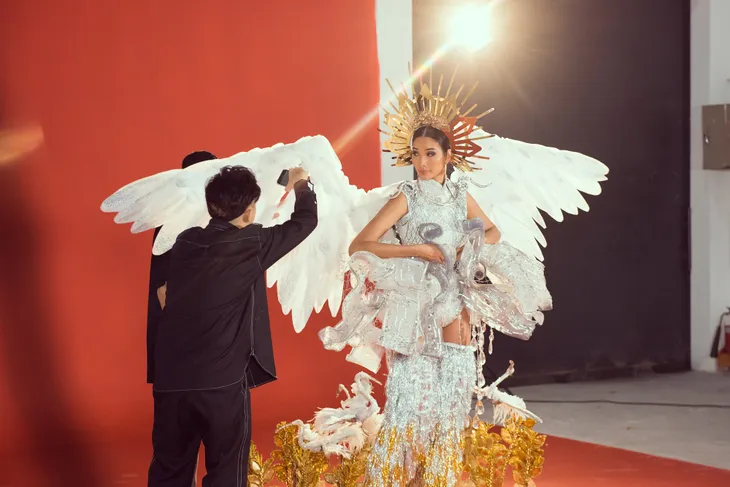 Cận cảnh trang phục truyền thống khủng của Hoàng Thùy tại Miss Universe 2019 - Ảnh 3. Cận cảnh trang phục truyền thống khủng của Hoàng Thùy tại Miss Universe 2019 - Ảnh 3.