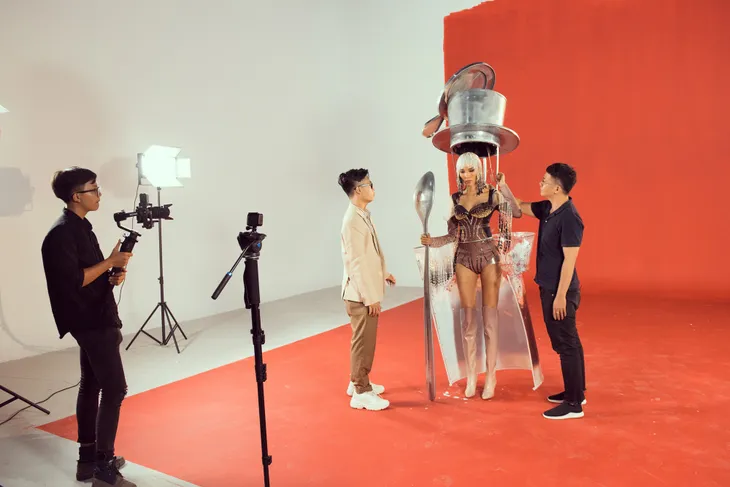 Cận cảnh trang phục truyền thống khủng của Hoàng Thùy tại Miss Universe 2019 - Ảnh 7. Cận cảnh trang phục truyền thống khủng của Hoàng Thùy tại Miss Universe 2019 - Ảnh 7.