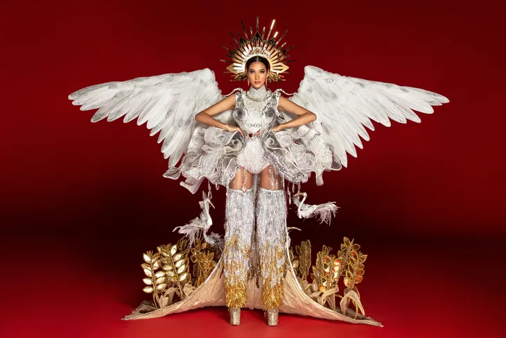Cận cảnh trang phục truyền thống khủng của Hoàng Thùy tại Miss Universe 2019 - Ảnh 2. Cận cảnh trang phục truyền thống khủng của Hoàng Thùy tại Miss Universe 2019 - Ảnh 2.