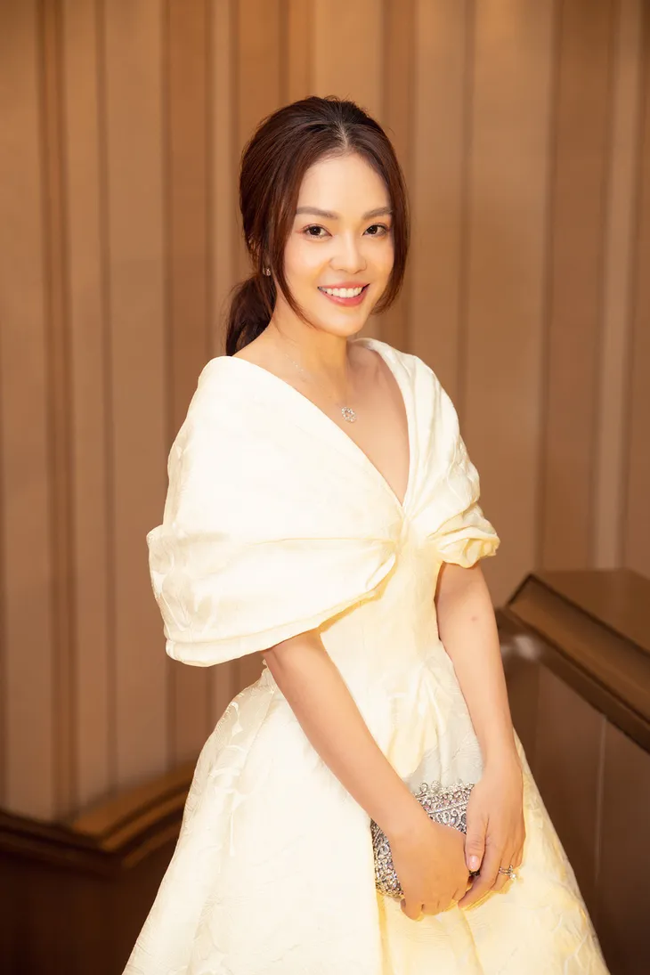 Dương Cẩm Lynh khen Huỳnh Anh... hôn giỏi trong phim Tiệm ăn dì ghẻ - Ảnh 4. Dương Cẩm Lynh khen Huỳnh Anh... hôn giỏi trong phim Tiệm ăn dì ghẻ - Ảnh 4.