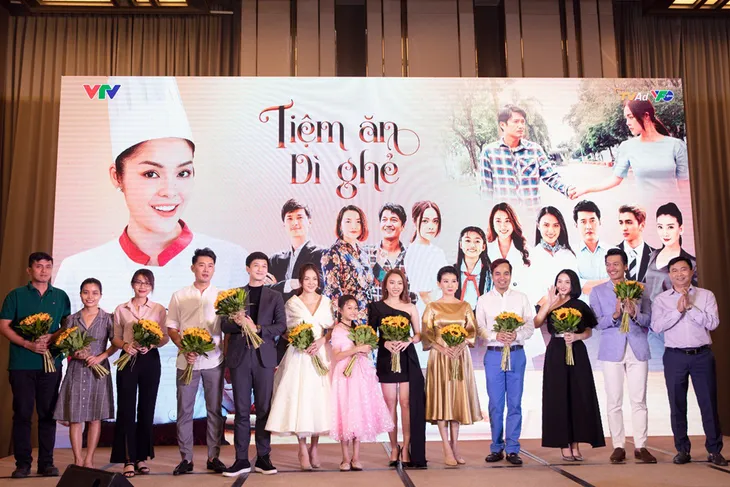 Dương Cẩm Lynh khen Huỳnh Anh... hôn giỏi trong phim Tiệm ăn dì ghẻ - Ảnh 1. Dương Cẩm Lynh khen Huỳnh Anh... hôn giỏi trong phim Tiệm ăn dì ghẻ - Ảnh 1.