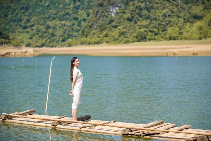 Hoa hậu Lương Thùy Linh đẹp mê hoặc trong clip tự giới thiệu gửi đến Miss World 2019 - Ảnh 9. Hoa hậu Lương Thùy Linh đẹp mê hoặc trong clip tự giới thiệu gửi đến Miss World 2019 - Ảnh 9.