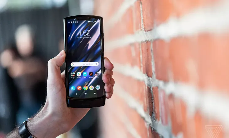 Chính thức: Motorola Razr được hồi sinh, giá bán 1.500 USD - Ảnh 2. Chính thức: Motorola Razr được hồi sinh, giá bán 1.500 USD - Ảnh 2.