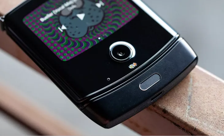 Chính thức: Motorola Razr được hồi sinh, giá bán 1.500 USD - Ảnh 4. Chính thức: Motorola Razr được hồi sinh, giá bán 1.500 USD - Ảnh 4.