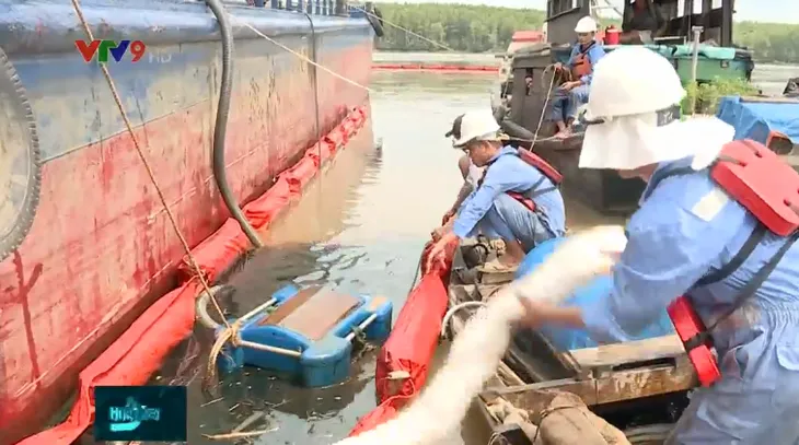 Thống nhất phương án trục vớt tàu chìm trên sông Lòng Tàu - Ảnh 2. Thống nhất phương án trục vớt tàu chìm trên sông Lòng Tàu - Ảnh 2.