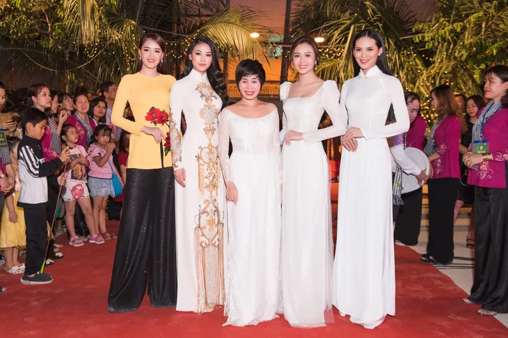 Hoa hậu Phương Khánh diện áo dài nền nã dự khai mạc Lễ hội Dừa Bến Tre 2019 - Ảnh 8. Hoa hậu Phương Khánh diện áo dài nền nã dự khai mạc Lễ hội Dừa Bến Tre 2019 - Ảnh 8.