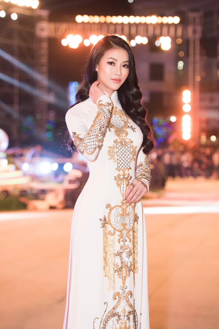 Hoa hậu Phương Khánh diện áo dài nền nã dự khai mạc Lễ hội Dừa Bến Tre 2019 - Ảnh 1. Hoa hậu Phương Khánh diện áo dài nền nã dự khai mạc Lễ hội Dừa Bến Tre 2019 - Ảnh 1.