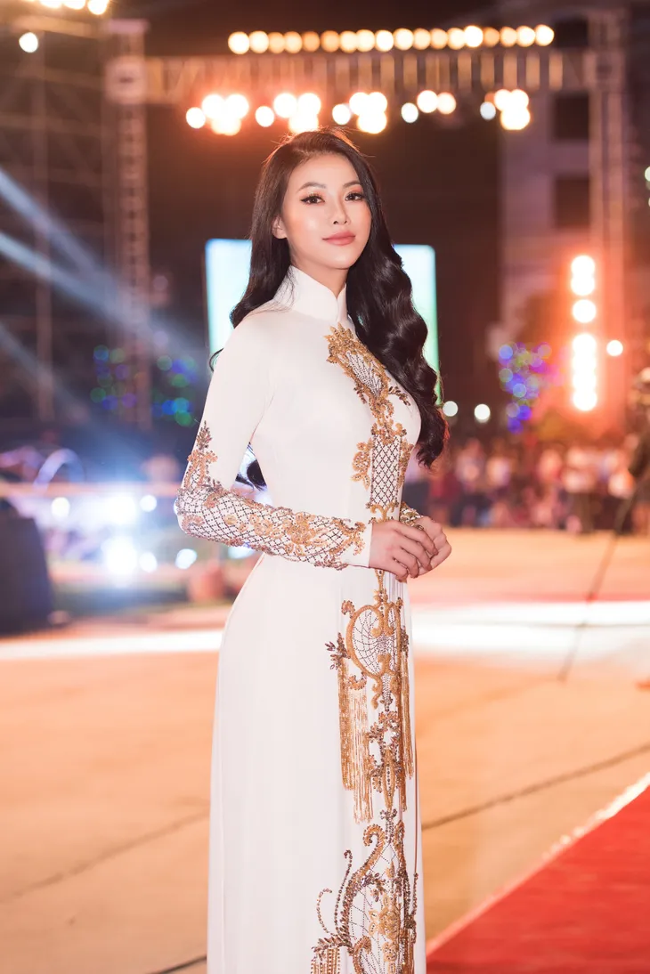 Hoa hậu Phương Khánh diện áo dài nền nã dự khai mạc Lễ hội Dừa Bến Tre 2019 - Ảnh 5. Hoa hậu Phương Khánh diện áo dài nền nã dự khai mạc Lễ hội Dừa Bến Tre 2019 - Ảnh 5.