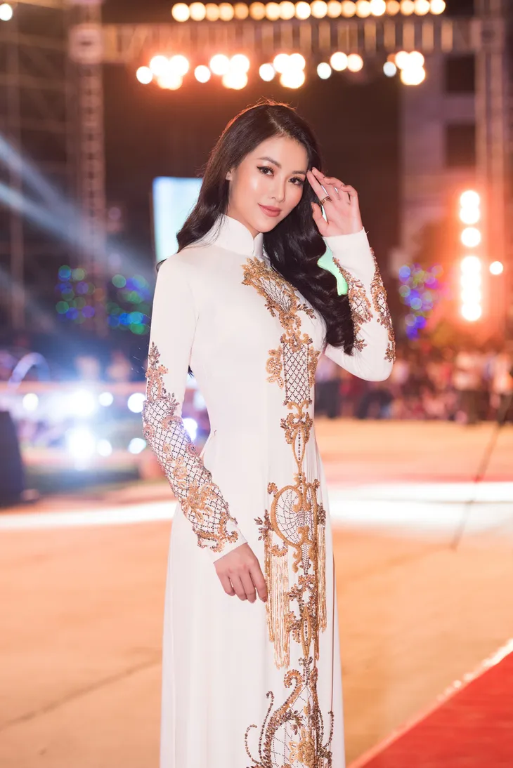 Hoa hậu Phương Khánh diện áo dài nền nã dự khai mạc Lễ hội Dừa Bến Tre 2019 - Ảnh 3. Hoa hậu Phương Khánh diện áo dài nền nã dự khai mạc Lễ hội Dừa Bến Tre 2019 - Ảnh 3.