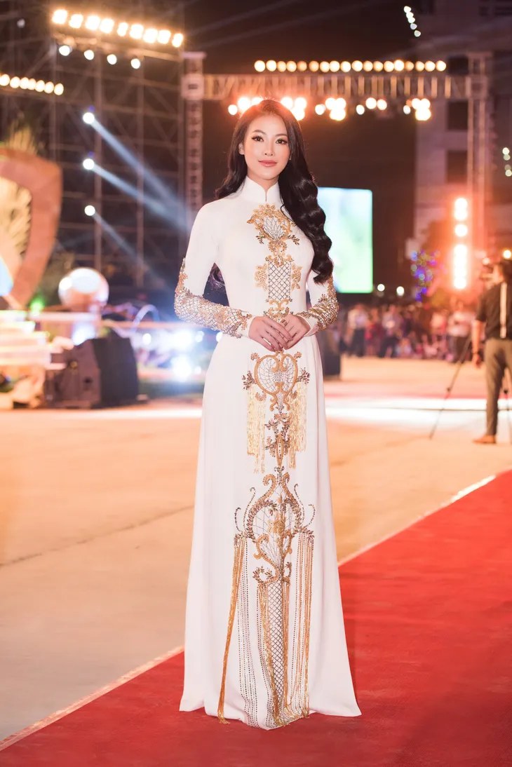 Hoa hậu Phương Khánh diện áo dài nền nã dự khai mạc Lễ hội Dừa Bến Tre 2019 - Ảnh 2. Hoa hậu Phương Khánh diện áo dài nền nã dự khai mạc Lễ hội Dừa Bến Tre 2019 - Ảnh 2.