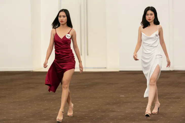 Tôi là Hoa hậu Hoàn vũ Việt Nam 2019 - Tập 7: Nhường suất cho thí sinh khác, Hương Ly bị mắng thẳng mặt - Ảnh 9. Tôi là Hoa hậu Hoàn vũ Việt Nam 2019 - Tập 7: Nhường suất cho thí sinh khác, Hương Ly bị mắng thẳng mặt - Ảnh 9.