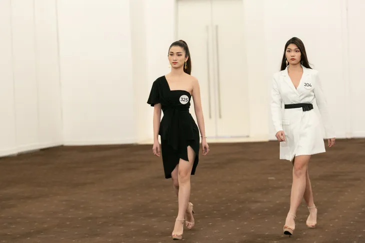 Tôi là Hoa hậu Hoàn vũ Việt Nam 2019 - Tập 7: Nhường suất cho thí sinh khác, Hương Ly bị mắng thẳng mặt - Ảnh 12. Tôi là Hoa hậu Hoàn vũ Việt Nam 2019 - Tập 7: Nhường suất cho thí sinh khác, Hương Ly bị mắng thẳng mặt - Ảnh 12.