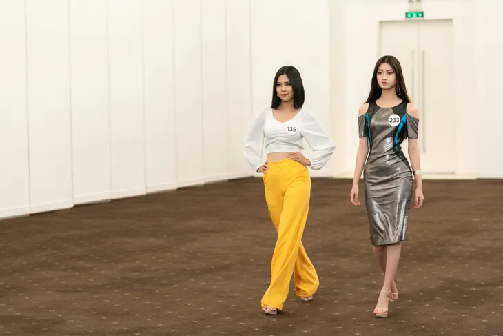 Tôi là Hoa hậu Hoàn vũ Việt Nam 2019 - Tập 7: Nhường suất cho thí sinh khác, Hương Ly bị mắng thẳng mặt - Ảnh 10. Tôi là Hoa hậu Hoàn vũ Việt Nam 2019 - Tập 7: Nhường suất cho thí sinh khác, Hương Ly bị mắng thẳng mặt - Ảnh 10.