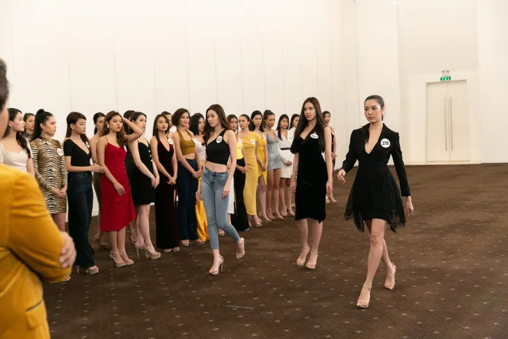 Tôi là Hoa hậu Hoàn vũ Việt Nam 2019 - Tập 7: Nhường suất cho thí sinh khác, Hương Ly bị mắng thẳng mặt - Ảnh 7. Tôi là Hoa hậu Hoàn vũ Việt Nam 2019 - Tập 7: Nhường suất cho thí sinh khác, Hương Ly bị mắng thẳng mặt - Ảnh 7.
