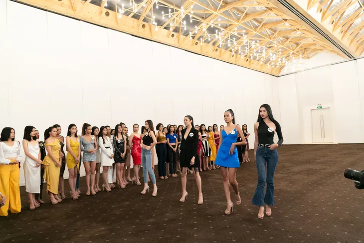Tôi là Hoa hậu Hoàn vũ Việt Nam 2019 - Tập 7: Nhường suất cho thí sinh khác, Hương Ly bị mắng thẳng mặt - Ảnh 11. Tôi là Hoa hậu Hoàn vũ Việt Nam 2019 - Tập 7: Nhường suất cho thí sinh khác, Hương Ly bị mắng thẳng mặt - Ảnh 11.