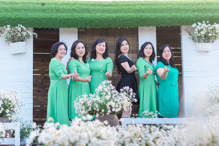 Giới trẻ Hà thành thích thú tạo dáng với cúc họa mi đầu mùa - Ảnh 13.