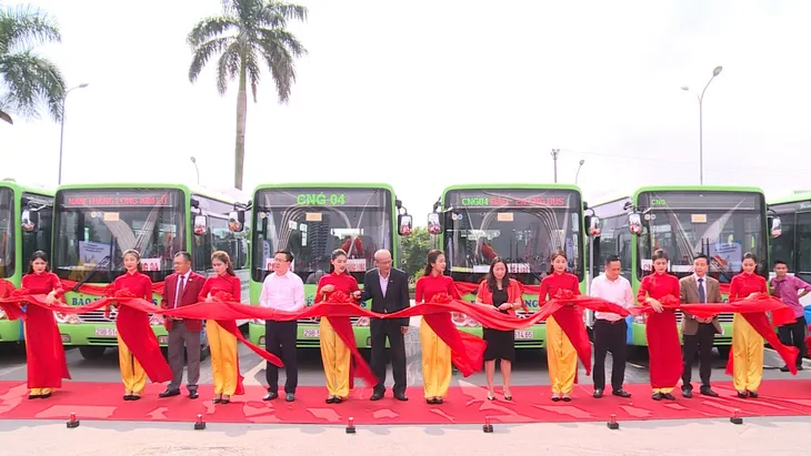 Hà Nội có thêm nhiều tuyến bus sử dụng nhiên liệu sạch - Ảnh 1. Hà Nội có thêm nhiều tuyến bus sử dụng nhiên liệu sạch - Ảnh 1.