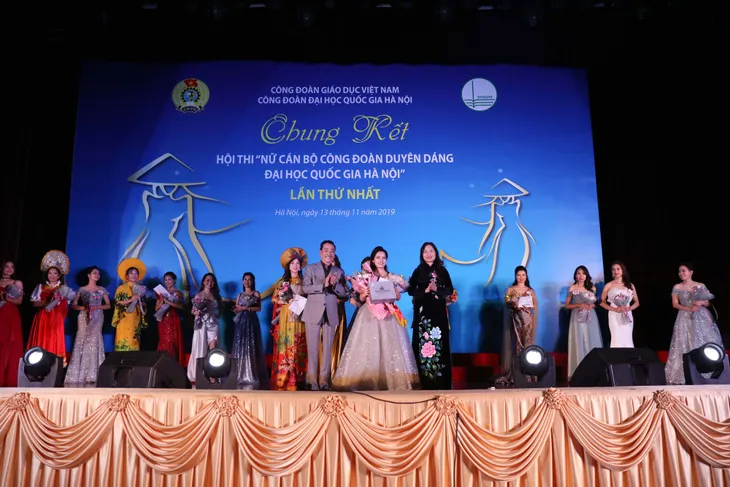 Ấn tượng những BST thời trang trong cuộc thi Nữ cán bộ công đoàn duyên dáng - Ảnh 1. Ấn tượng những BST thời trang trong cuộc thi Nữ cán bộ công đoàn duyên dáng - Ảnh 1.