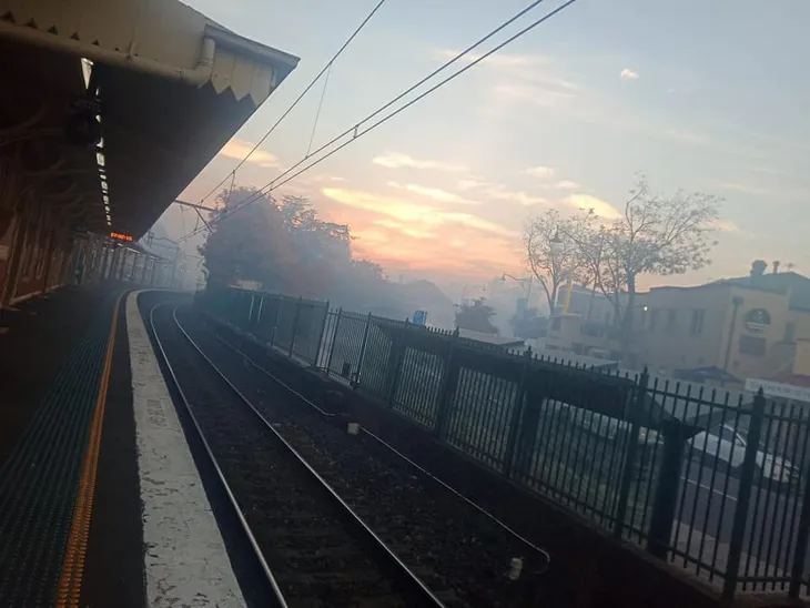Thành phố Sydney tràn ngập trong biển khói do ảnh hưởng của cháy rừng - Ảnh 1. Thành phố Sydney tràn ngập trong biển khói do ảnh hưởng của cháy rừng - Ảnh 1.
