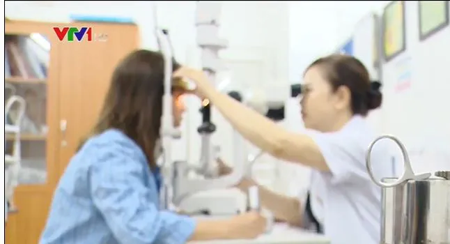 Mù mắt do tiêm filler nâng mũi bởi bác sĩ rởm tại hàng sửa móng tay, nối mi - Ảnh 1. Mù mắt do tiêm filler nâng mũi bởi bác sĩ rởm tại hàng sửa móng tay, nối mi - Ảnh 1.