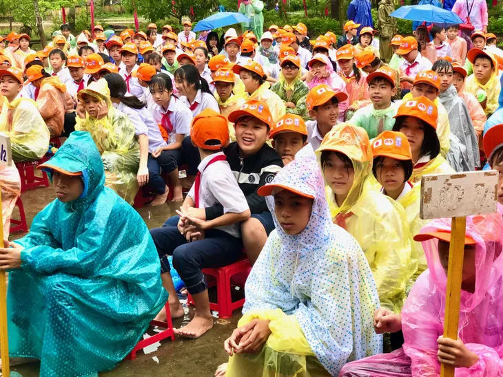 Thầy trò Quảng Nam tham gia diễn tập ứng phó sóng thần - Ảnh 1.
