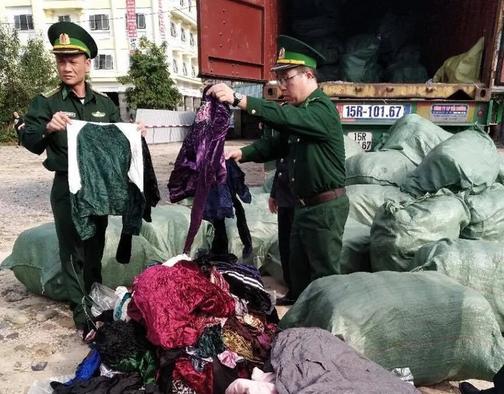 Bắt vụ vận chuyển hơn 6 tấn quần áo cũ về Hải Phòng bán kiếm lời - Ảnh 1. Bắt vụ vận chuyển hơn 6 tấn quần áo cũ về Hải Phòng bán kiếm lời - Ảnh 1.
