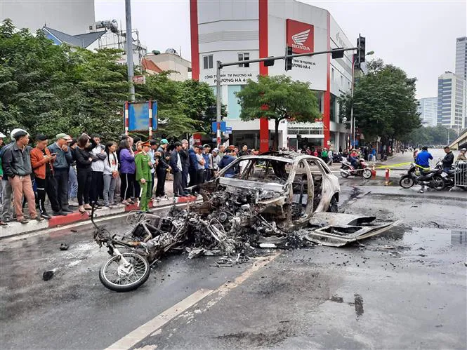 Hà Nội: Tông 2 xe máy và 1 xe đạp điện, xe Mercedes bốc cháy, 1 người tử vong - Ảnh 2. Hà Nội: Tông 2 xe máy và 1 xe đạp điện, xe Mercedes bốc cháy, 1 người tử vong - Ảnh 2.