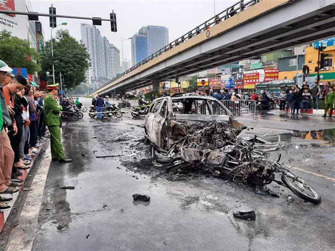 Hà Nội: Tông 2 xe máy và 1 xe đạp điện, xe Mercedes bốc cháy, 1 người tử vong - Ảnh 3. Hà Nội: Tông 2 xe máy và 1 xe đạp điện, xe Mercedes bốc cháy, 1 người tử vong - Ảnh 3.