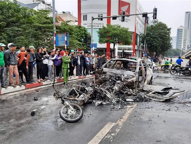 Hà Nội: Tông 2 xe máy và 1 xe đạp điện, xe Mercedes bốc cháy, 1 người tử vong - Ảnh 4. Hà Nội: Tông 2 xe máy và 1 xe đạp điện, xe Mercedes bốc cháy, 1 người tử vong - Ảnh 4.