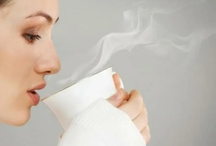 Điều xảy ra nếu bạn uống nước ấm sau khi thức dậy - Ảnh 1. Điều xảy ra nếu bạn uống nước ấm sau khi thức dậy - Ảnh 1.