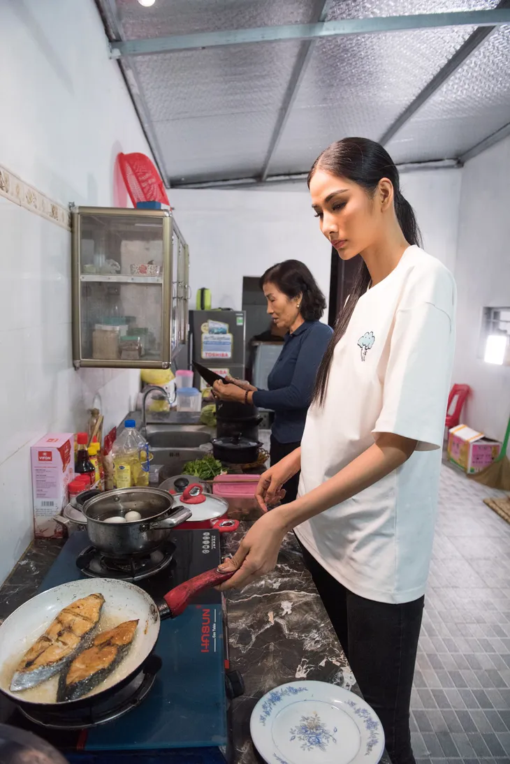 Ghé thăm nhà Hoàng Thùy ở Thanh Hóa trước khi cô lên đường thi Hoa hậu Hoàn vũ 2019 - Ảnh 3. Ghé thăm nhà Hoàng Thùy ở Thanh Hóa trước khi cô lên đường thi Hoa hậu Hoàn vũ 2019 - Ảnh 3.