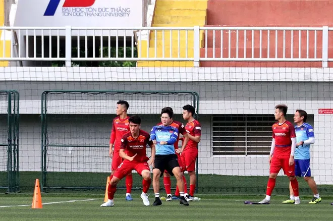 SEA Games 30: Mặt sân nhân tạo, nỗi lo của HLV Park Hang Seo - Ảnh 2. SEA Games 30: Mặt sân nhân tạo, nỗi lo của HLV Park Hang Seo - Ảnh 2.
