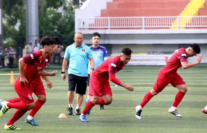 SEA Games 30: Mặt sân nhân tạo, nỗi lo của HLV Park Hang Seo - Ảnh 1. SEA Games 30: Mặt sân nhân tạo, nỗi lo của HLV Park Hang Seo - Ảnh 1.