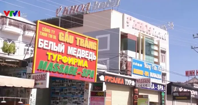 Xử lý dứt điểm biển hiệu quảng cáo bằng tiếng nước ngoài ở Bình Thuận - Ảnh 1. Xử lý dứt điểm biển hiệu quảng cáo bằng tiếng nước ngoài ở Bình Thuận - Ảnh 1.