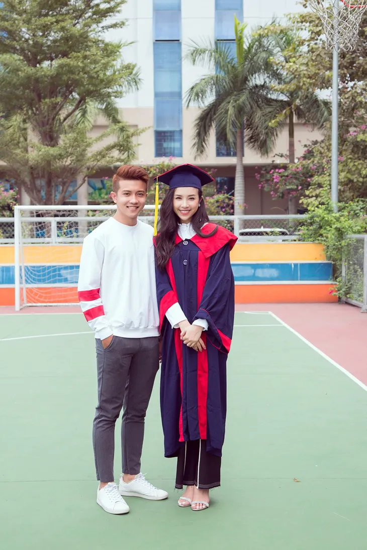 Á hậu Thúy An khoe mẹ trẻ đẹp, em trai soái ca trong lễ tốt nghiệp đại học - Ảnh 3. Á hậu Thúy An khoe mẹ trẻ đẹp, em trai soái ca trong lễ tốt nghiệp đại học - Ảnh 3.