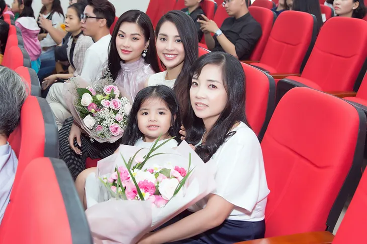 Á hậu Thúy An khoe mẹ trẻ đẹp, em trai soái ca trong lễ tốt nghiệp đại học - Ảnh 2. Á hậu Thúy An khoe mẹ trẻ đẹp, em trai soái ca trong lễ tốt nghiệp đại học - Ảnh 2.