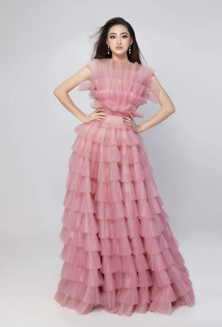 Lương Thùy Linh diện đầm hồng ấn tượng chào sân Miss World 2019 - Ảnh 10. Lương Thùy Linh diện đầm hồng ấn tượng chào sân Miss World 2019 - Ảnh 10.