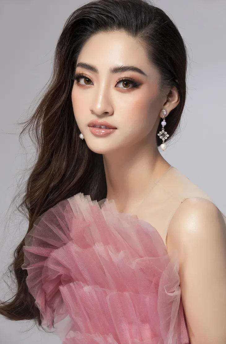Lương Thùy Linh diện đầm hồng ấn tượng chào sân Miss World 2019 - Ảnh 9. Lương Thùy Linh diện đầm hồng ấn tượng chào sân Miss World 2019 - Ảnh 9.
