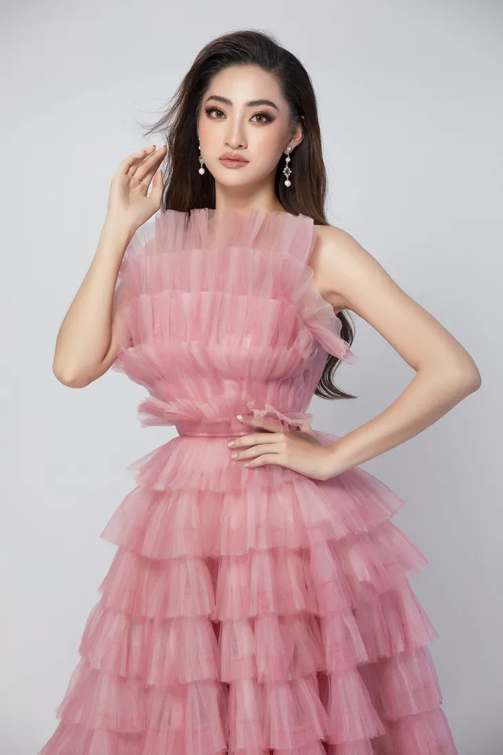 Lương Thùy Linh diện đầm hồng ấn tượng chào sân Miss World 2019 - Ảnh 12. Lương Thùy Linh diện đầm hồng ấn tượng chào sân Miss World 2019 - Ảnh 12.