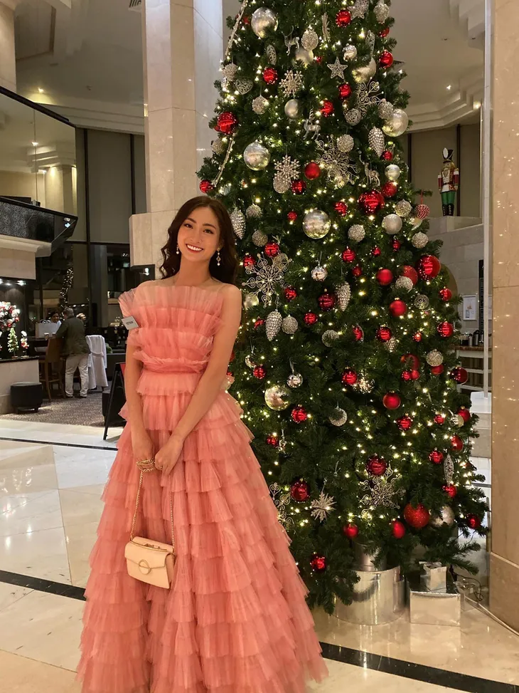 Lương Thùy Linh diện đầm hồng ấn tượng chào sân Miss World 2019 - Ảnh 5. Lương Thùy Linh diện đầm hồng ấn tượng chào sân Miss World 2019 - Ảnh 5.