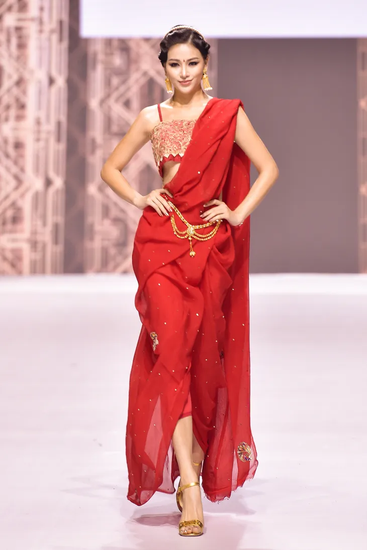 Hoa hậu Phương Khánh gợi cảm làm vedette tại Asian Kids Fashion Week 2020 - Ảnh 1. Hoa hậu Phương Khánh gợi cảm làm vedette tại Asian Kids Fashion Week 2020 - Ảnh 1.