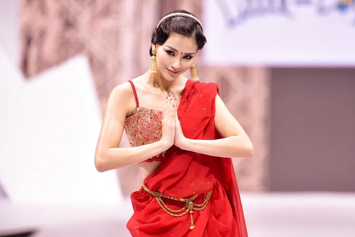 Hoa hậu Phương Khánh gợi cảm làm vedette tại Asian Kids Fashion Week 2020 - Ảnh 2. Hoa hậu Phương Khánh gợi cảm làm vedette tại Asian Kids Fashion Week 2020 - Ảnh 2.