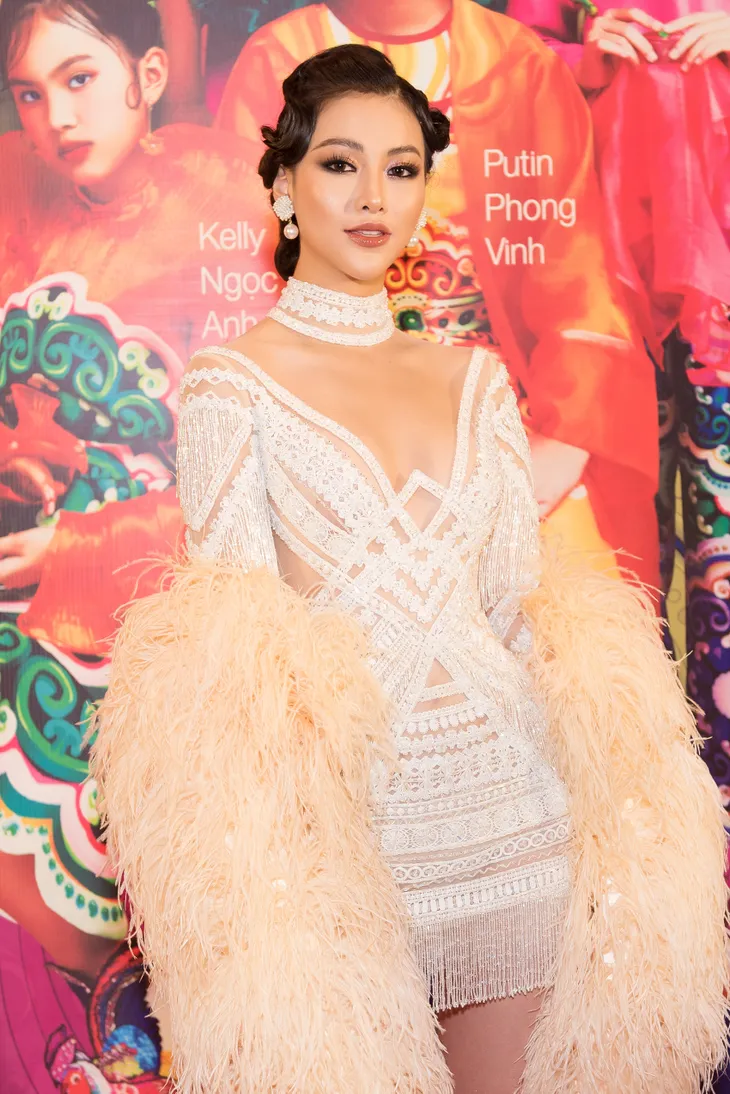 Hoa hậu Phương Khánh gợi cảm làm vedette tại Asian Kids Fashion Week 2020 - Ảnh 10. Hoa hậu Phương Khánh gợi cảm làm vedette tại Asian Kids Fashion Week 2020 - Ảnh 10.