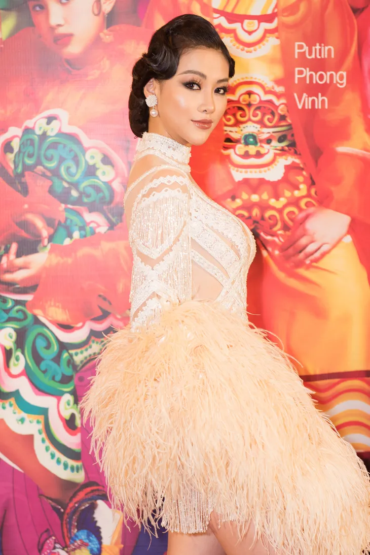 Hoa hậu Phương Khánh gợi cảm làm vedette tại Asian Kids Fashion Week 2020 - Ảnh 7. Hoa hậu Phương Khánh gợi cảm làm vedette tại Asian Kids Fashion Week 2020 - Ảnh 7.