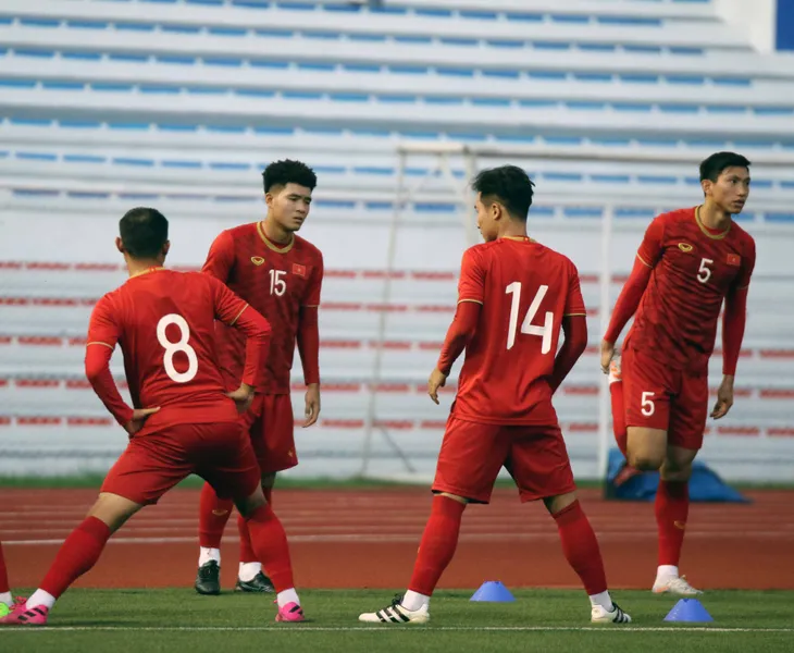 ĐT U22 Việt Nam tập làm quen với SVĐ Binan - Ảnh 1.